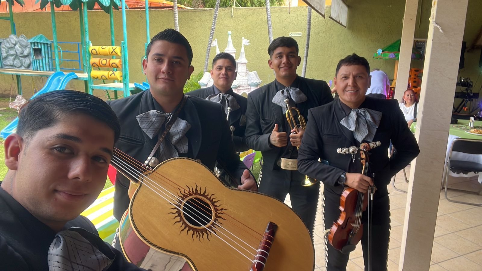 Integrantes de Mariachi Eterno Mexico en un evento
